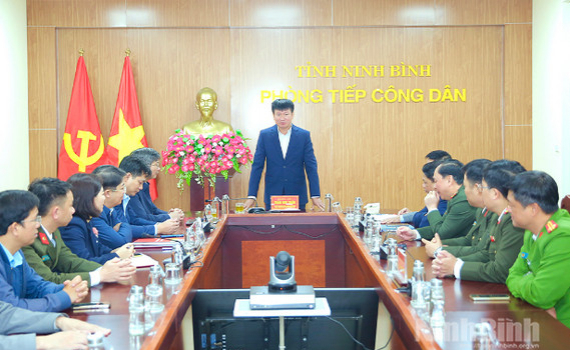 Đồng ch&iacute; Ph&oacute; B&iacute; thư Tỉnh ủy, Chủ tịch UBND tỉnh Trần Huy Tuấn tiếp c&ocirc;ng d&acirc;n định kỳ v&agrave; ch&uacute;c Tết c&aacute;n bộ l&agrave;m c&ocirc;ng t&aacute;c tiếp d&acirc;n