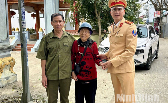 Cảnh s&aacute;t giao th&ocirc;ng Ninh B&igrave;nh kịp thời gi&uacute;p đỡ cụ b&agrave; đi lạc trở về với gia đ&igrave;nh an to&agrave;n