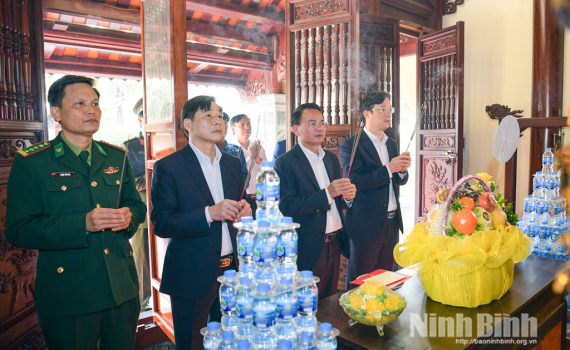 Đồng ch&iacute; B&iacute; thư Tỉnh ủy Đặng Xu&acirc;n Phong d&acirc;ng hương tưởng niệm cố Chủ tịch nước Trần Đại Quang v&agrave; thăm, ch&uacute;c Tết lực lượng bi&ecirc;n ph&ograve;ng