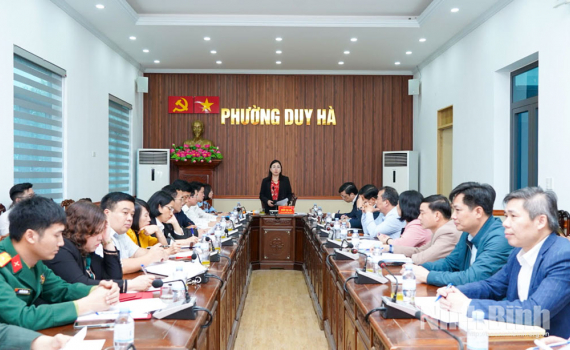 Đồng ch&iacute; Ph&oacute; B&iacute; thư Thường trực Tỉnh ủy Đinh Thị Lụa kiểm tra c&ocirc;ng t&aacute;c bầu cử đại biểu Quốc hội v&agrave; HĐND tại c&aacute;c địa phương