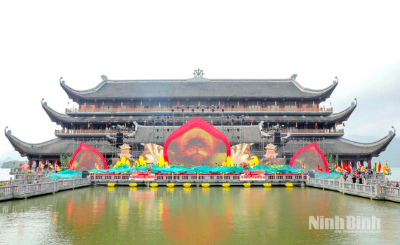 Rạng rỡ "B&igrave;nh minh c&otilde;i Phật" trong ng&agrave;y khai hội Xu&acirc;n Tam Ch&uacute;c 2026