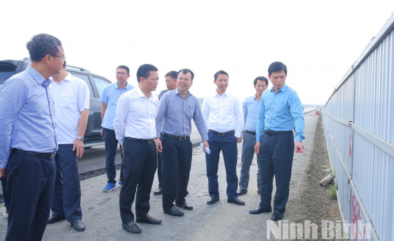 L&atilde;nh đạo Bộ X&acirc;y dựng v&agrave; UBND tỉnh Ninh B&igrave;nh kiểm tra tiến độ c&aacute;c Dự &aacute;n giao th&ocirc;ng trọng điểm