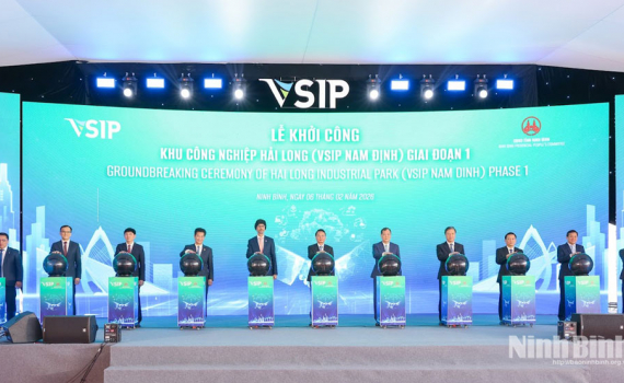 C&aacute;c đại biểu thực hiện nghi thức bấm n&uacute;t khởi c&ocirc;ng Khu c&ocirc;ng nghiệp Hải Long (VSIP Nam Định) giai đoạn 1.