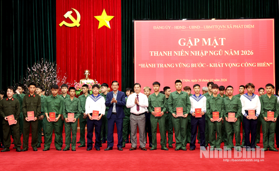C&aacute;c địa phương tổ chức "Ng&agrave;y hội t&ograve;ng qu&acirc;n", động vi&ecirc;n thanh ni&ecirc;n l&ecirc;n đường nhập ngũ