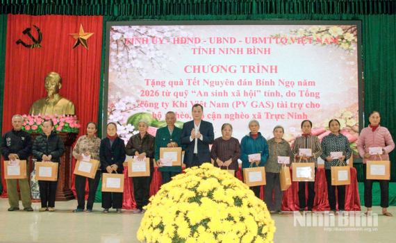 Đồng ch&iacute; L&ecirc; Quốc Chỉnh, Ph&oacute; B&iacute; thư Tỉnh ủy, Chủ tịch HĐND tỉnh dự chương tr&igrave;nh trao tặng qu&agrave; Tết cho hộ ngh&egrave;o x&atilde; Trực Ninh