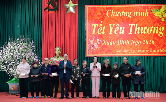 Đồng ch&iacute; Phạm Gia T&uacute;c, Ủy vi&ecirc;n Bộ Ch&iacute;nh trị, B&iacute; thư Trung ương Đảng, Ch&aacute;nh Văn ph&ograve;ng Trung ương Đảng thăm, tặng qu&agrave; Trung t&acirc;m Điều dưỡng thương binh Duy Ti&ecirc;n v&agrave; c&ocirc;ng nh&acirc;n lao động Khu C&ocirc;ng nghiệp Bảo Minh