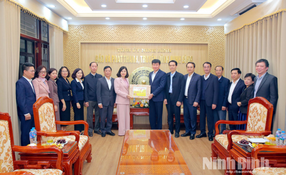 Đồng ch&iacute; Chủ tịch UBND tỉnh Trần Huy Tuấn thăm, động vi&ecirc;n c&aacute;c đơn vị trực Tết