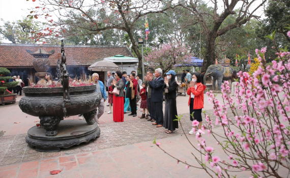 Đ&ocirc;ng đảo người d&acirc;n du xu&acirc;n, đi lễ cầu may ng&agrave;y m&ugrave;ng 1 Tết tại Đền Trần