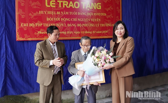 Đồng ch&iacute; Ph&oacute; B&iacute; thư Thường trực Tỉnh ủy Đinh Thị Lụa trao Huy hiệu 80 năm tuổi Đảng cho c&aacute;c đảng vi&ecirc;n