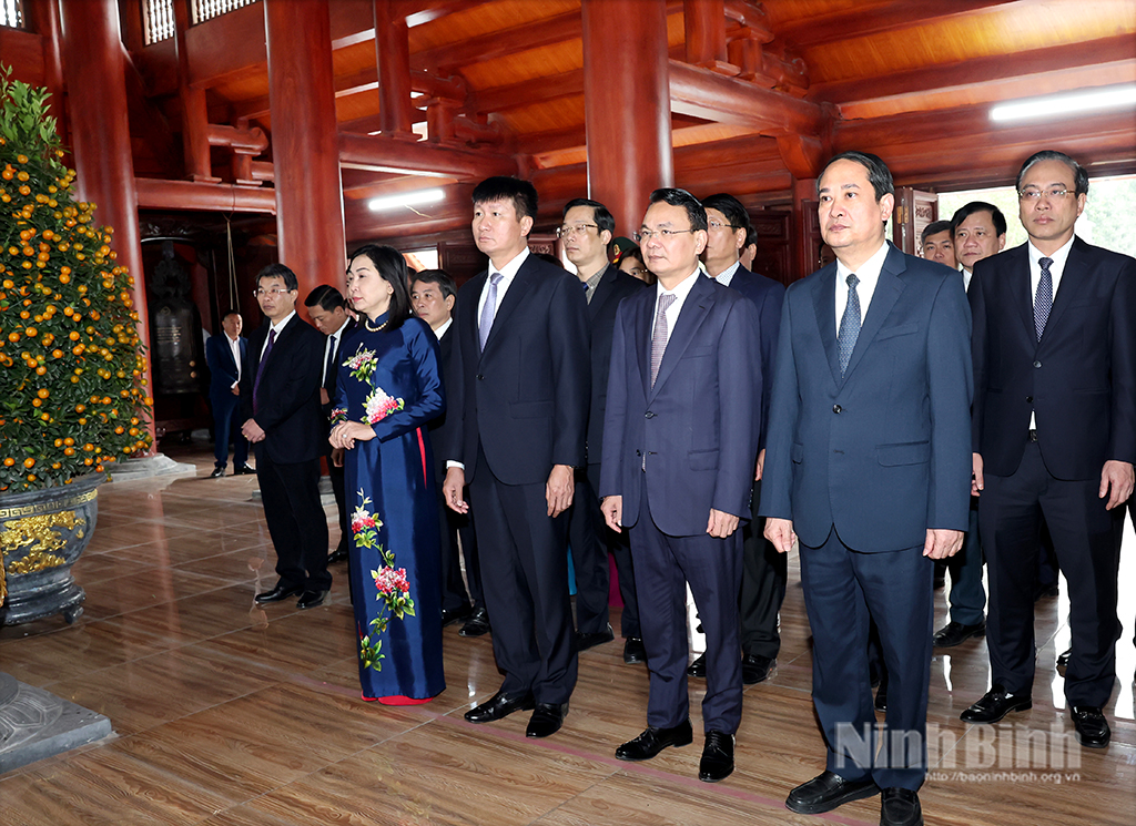 cac_dong_chi_lanh_dao_tinh_dang_huong_nhan_ky_niem_96_nam_4384_13545003022026.jpg