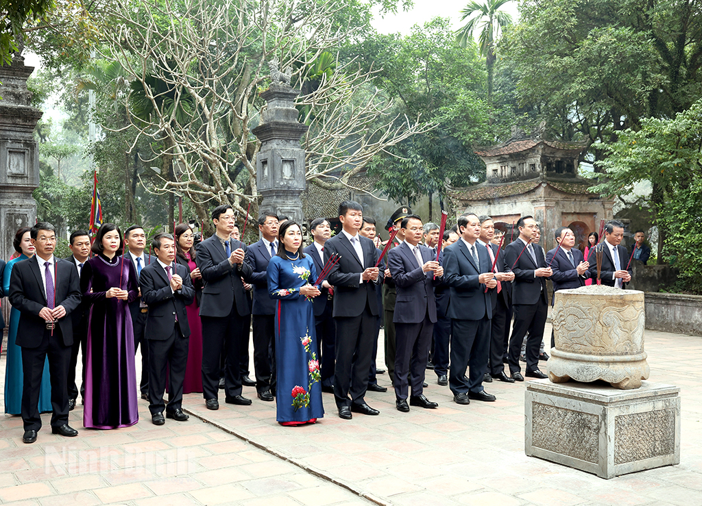 cac_dong_chi_lanh_dao_tinh_dang_huong_nhan_ky_niem_96_nam_7ec1_13541503022026.jpg