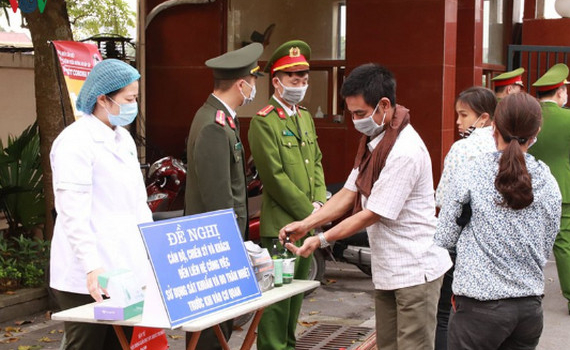 Chống dịch Covid-19: C&ocirc;ng an H&agrave; Nội r&agrave; từng ng&otilde;, g&otilde; từng nh&agrave;