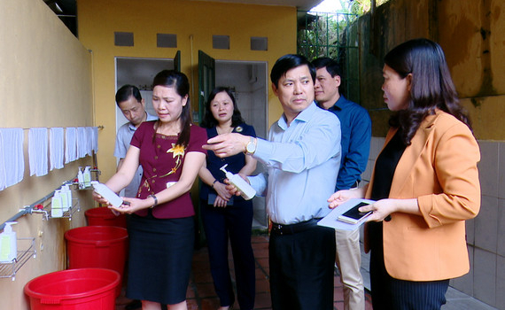 Đồng ch&iacute; L&ecirc; Hữu Qu&yacute; kiểm tra c&ocirc;ng t&aacute;c ph&ograve;ng chống dịch Covid-19 tại TP Ninh B&igrave;nh