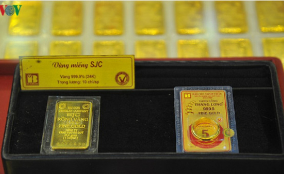 Gi&aacute; v&agrave;ng thế giới đang rẻ hơn v&agrave;ng SJC 4,26 triệu đồng/lượng