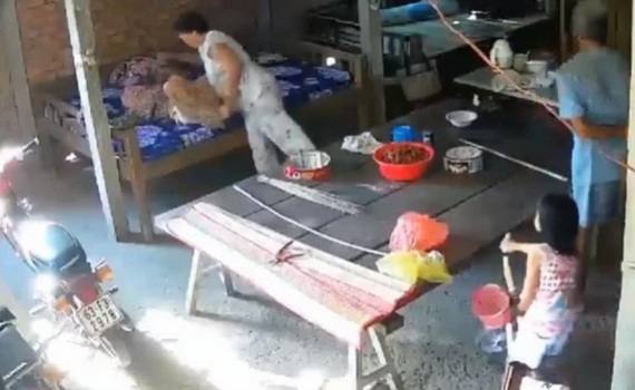 Ngược đ&atilde;i, chửi bới bố mẹ gi&agrave; c&oacute; thể bị phạt t&ugrave; đến 5 năm