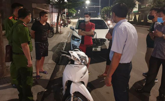 Ra đường kh&ocirc;ng l&yacute; do, hơn 40 người bị đưa về nh&agrave; văn h&oacute;a ngủ qua đ&ecirc;m