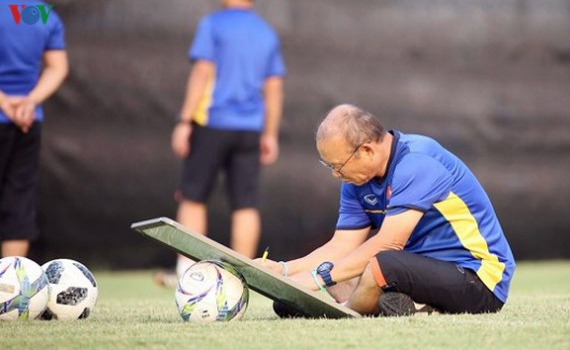 Thầy Park v&agrave; VFF t&igrave;m c&aacute;ch gỡ "n&uacute;t thắt" lịch v&ograve;ng loại World Cup v&agrave; AFF Cup