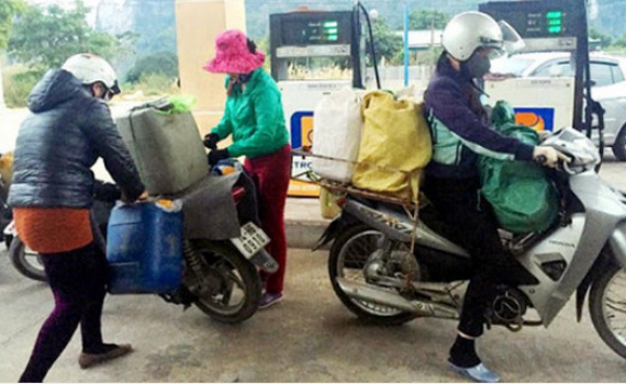 T&iacute;ch trữ xăng dầu l&uacute;c giảm gi&aacute; mạnh: Nguy hiểm t&iacute;nh mạng, dễ ngồi t&ugrave;