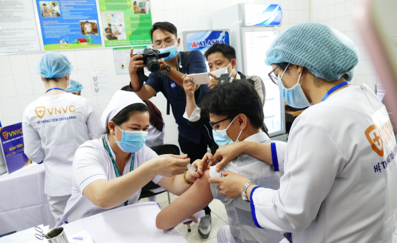 377 người ti&ecirc;m chủng vaccine COVID-19 trong ng&agrave;y đầu ti&ecirc;n