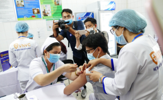 B&aacute;o quốc tế đưa tin Việt Nam bắt đầu ti&ecirc;m vaccine COVID-19