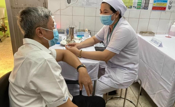Bắt đầu triển khai những mũi ti&ecirc;m vaccine ph&ograve;ng Covid-19 đầu ti&ecirc;n