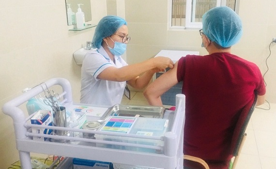 Bộ Y tế hướng d&acirc;̃n kh&aacute;m s&agrave;ng lọc trước tiêm chủng vắc xin