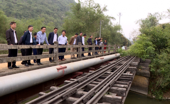 Đồng ch&iacute; Phạm Quang Ngọc kiểm tra c&ocirc;ng tr&igrave;nh ph&ograve;ng chống lụt b&atilde;o