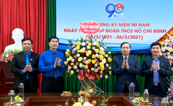 Đồng ch&iacute; Trần Hồng Quảng ch&uacute;c mừng Tỉnh đo&agrave;n nh&acirc;n dịp 26/3