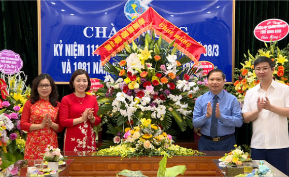 Đồng ch&iacute; Trần Hồng Quảng ch&uacute;c mừng Hội LHPN tỉnh nh&acirc;n ng&agrave;y 8/3