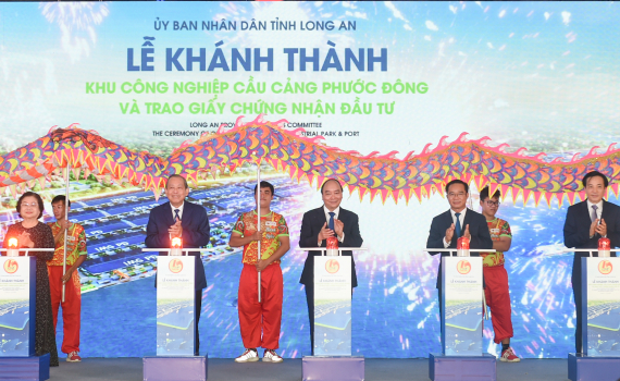 Thủ tướng dự kh&aacute;nh th&agrave;nh c&ocirc;ng tr&igrave;nh đ&oacute;n l&agrave;n s&oacute;ng đầu tư tại Long An
