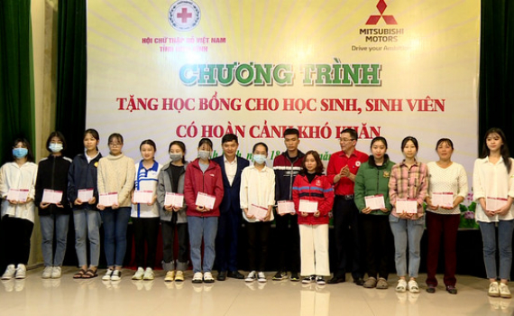 Trao học bổng cho học sinh, sinh vi&ecirc;n ngh&egrave;o vượt kh&oacute;