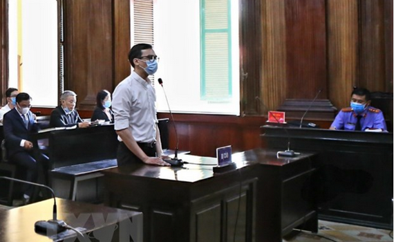 Tuy&ecirc;n phạt 2 năm t&ugrave; treo với nam tiếp vi&ecirc;n l&agrave;m l&acirc;y lan dịch COVID-19 