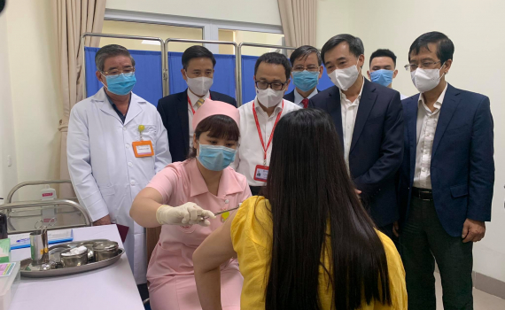 Việt Nam ch&iacute;nh thức ti&ecirc;m thử nghiệm vaccine COVID-19 thứ 2
