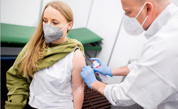 WHO khẳng định an to&agrave;n; một loạt quốc gia quay lại sử dụng vaccine AstraZeneca