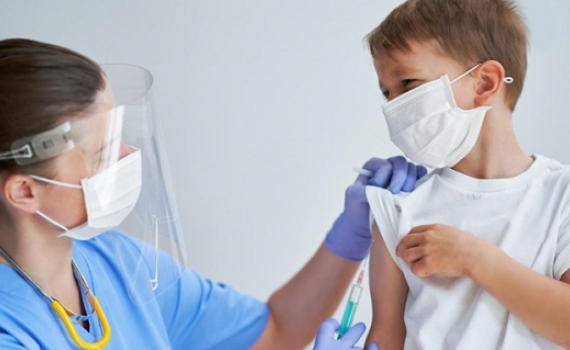 Ch&acirc;u &Acirc;u cấp ph&eacute;p sử dụng vaccine của h&atilde;ng Moderna cho trẻ 6-11 tuổi