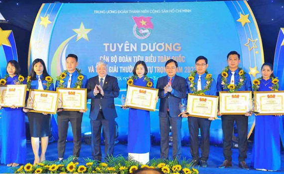 94 c&aacute;n bộ đo&agrave;n ti&ecirc;u biểu nhận giải thưởng L&yacute; Tự Trọng năm 2022