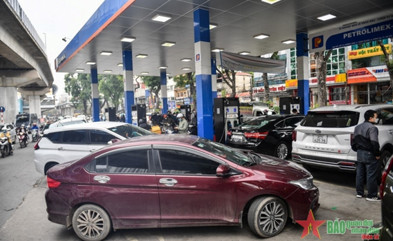 Từ ng&agrave;y 1-4 tới, gi&aacute; xăng sẽ giảm mạnh do thuế bảo vệ m&ocirc;i trường giảm một nửa