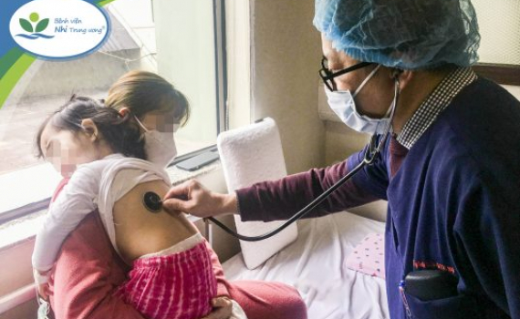 Chuy&ecirc;n gia hướng dẫn theo d&otilde;i, ph&aacute;t hiện, ph&ograve;ng tr&aacute;nh biến chứng hậu COVID-19 ở trẻ em