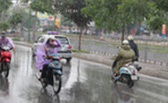 Gi&oacute; m&ugrave;a Đ&ocirc;ng Bắc g&acirc;y mưa r&agrave;o ở Bắc Bộ