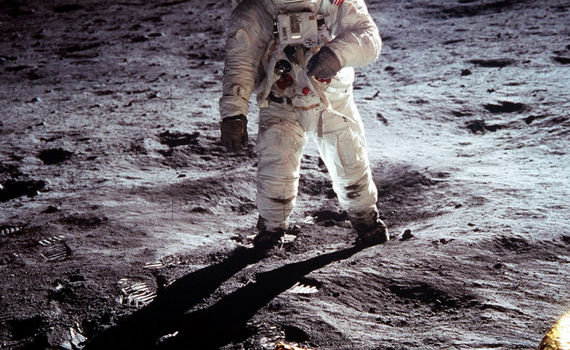 Những tấm ảnh này được đấu giá với giá cực khủng và đem lại giá trị lịch sử. Hãy cùng tìm hiểu thêm về người du hành vũ trụ và chuyến đi đến mặt trăng này.