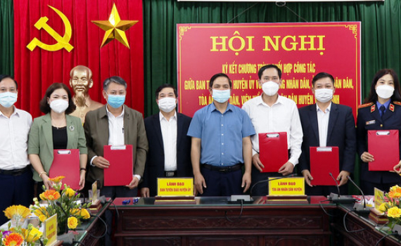 Ban Tuy&ecirc;n gi&aacute;o Huyện ủy Y&ecirc;n Kh&aacute;nh k&yacute; kết chương tr&igrave;nh phối hợp với c&aacute;c cơ quan
