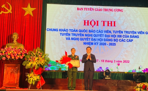 Trao giải Hội thi Chung khảo b&aacute;o c&aacute;o vi&ecirc;n, tuy&ecirc;n truyền vi&ecirc;n giỏi to&agrave;n quốc