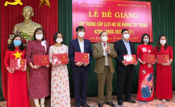 Bế giảng lớp Trung cấp L&yacute; luận ch&iacute;nh trị - H&agrave;nh ch&iacute;nh tại Y&ecirc;n Kh&aacute;nh