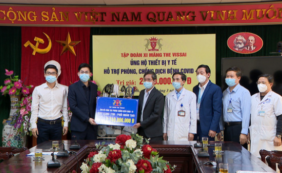 Tập đo&agrave;n xi măng The Vissai trao tặng m&aacute;y ECMO cho Bệnh viện Đa khoa tỉnh Ninh B&igrave;nh