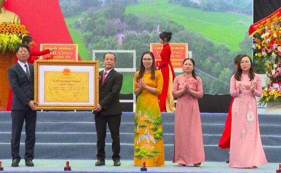 Trường Y&ecirc;n đ&oacute;n bằng c&ocirc;ng nhận x&atilde; đạt chuẩn n&ocirc;ng th&ocirc;n mới kiểu mẫu