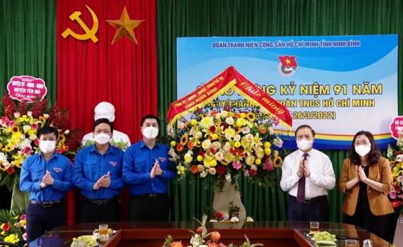 Đồng ch&iacute; Trần Hồng Quảng ch&uacute;c mừng Tỉnh đo&agrave;n nh&acirc;n ng&agrave;y truyền thống