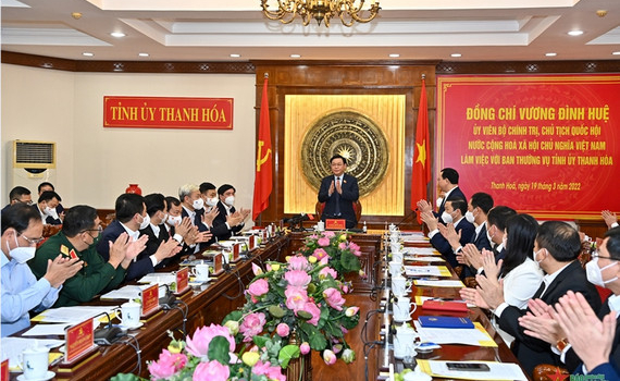 Chủ tịch Quốc hội Vương Đ&igrave;nh Huệ l&agrave;m việc với Ban Thường vụ Tỉnh ủy Thanh H&oacute;a
