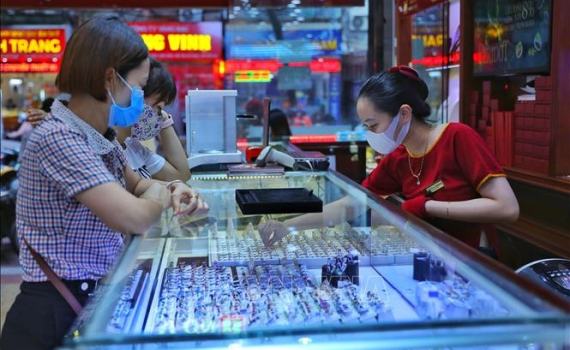 V&agrave;ng tiếp tục giảm s&acirc;u, về ngưỡng hơn 70 triệu đồng/ lượng b&aacute;n ra