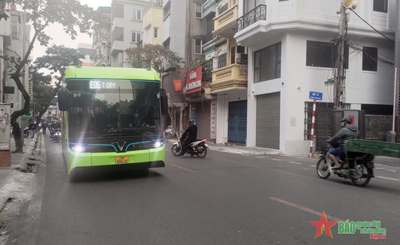 Từ 1-4, H&agrave; Nội c&oacute; th&ecirc;m tuyến xe bu&yacute;t điện số hiệu E06