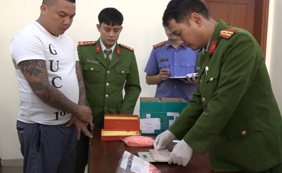 C&ocirc;ng an huyện Nho Quan bắt đối tượng mua b&aacute;n tr&aacute;i ph&eacute;p gần 2.000 vi&ecirc;n ma t&uacute;y